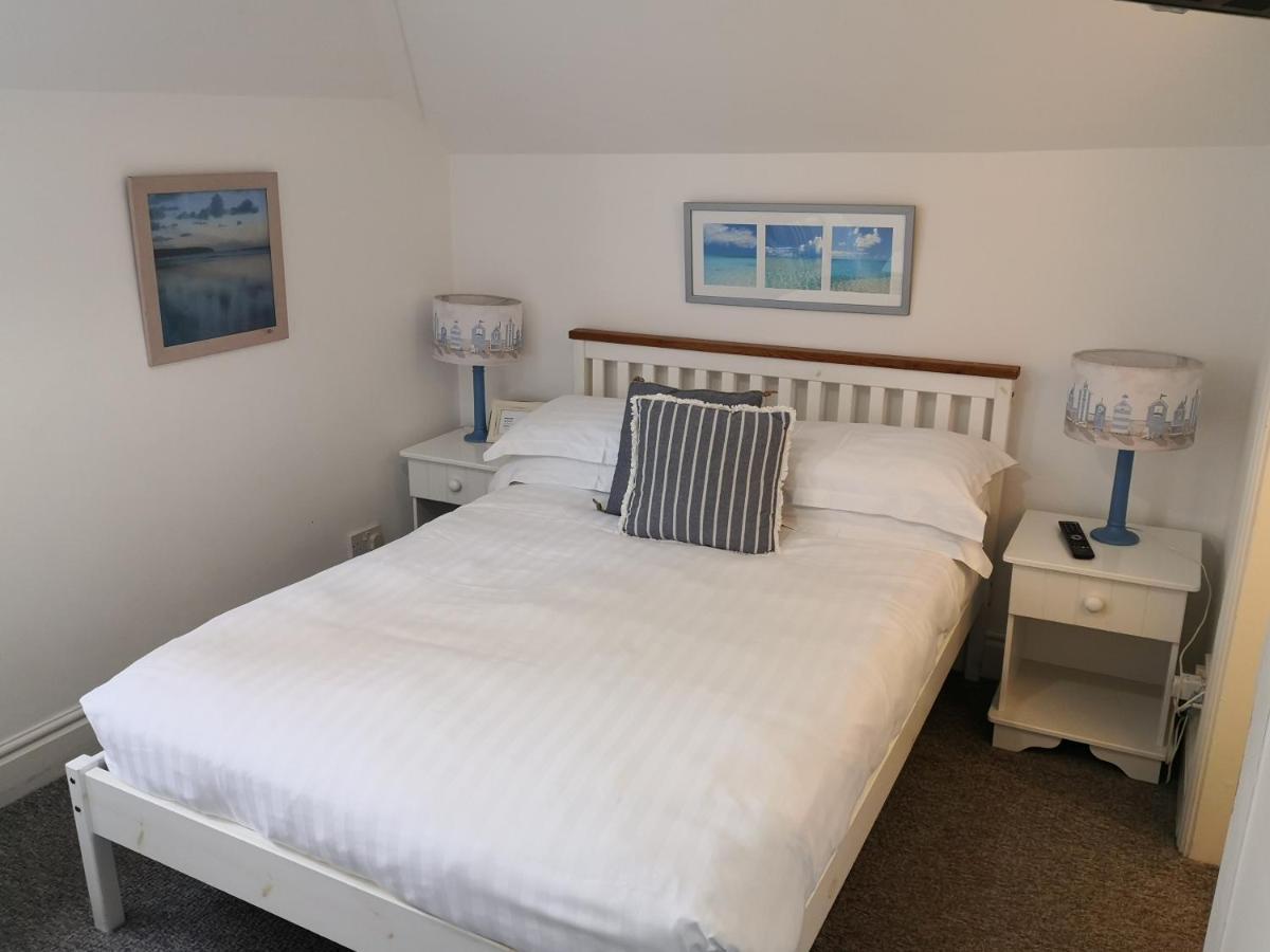 הנסטנטון Sunset Guest House מראה חיצוני תמונה A bedroom at the Old Post Office