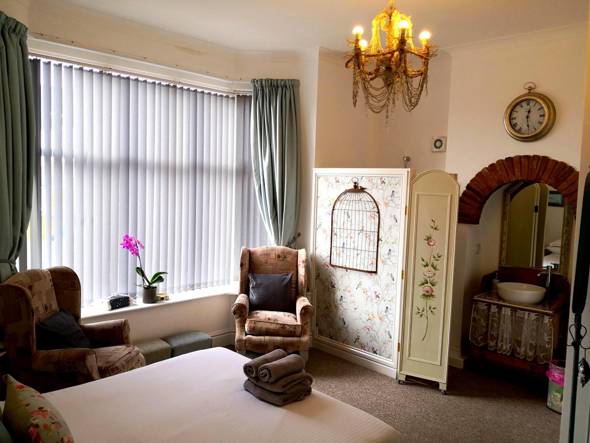הנסטנטון Sunset Guest House מראה חיצוני תמונה A bedroom at the Old Vicarage