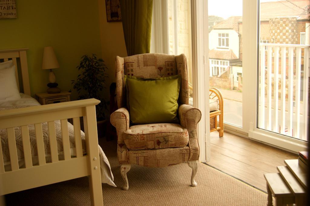 הנסטנטון Sunset Guest House חדר תמונה A wing chair