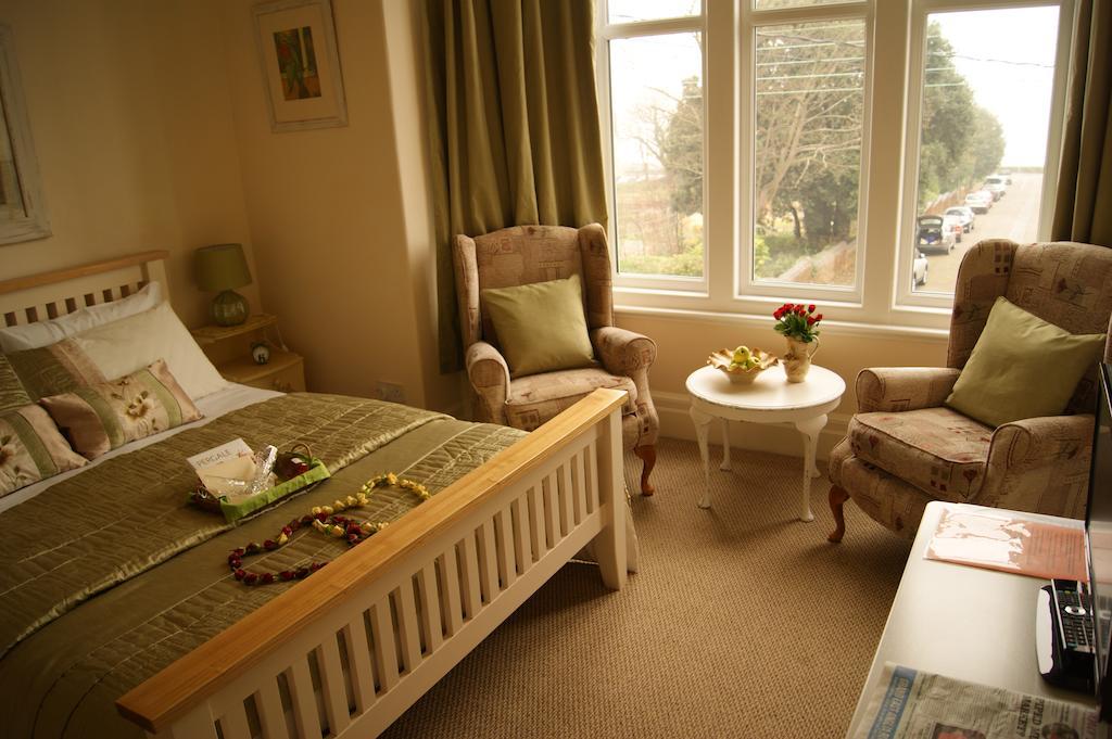 הנסטנטון Sunset Guest House חדר תמונה A typical bedroom in a care home