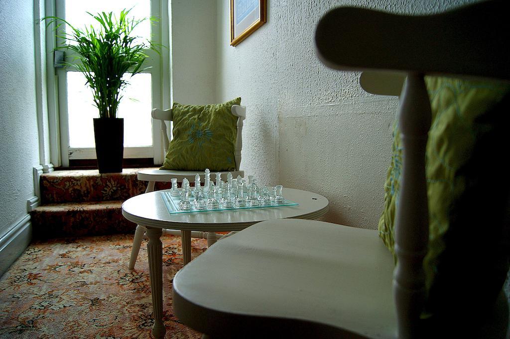 הנסטנטון Sunset Guest House מראה חיצוני תמונה A chess set