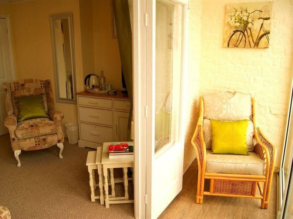 הנסטנטון Sunset Guest House מראה חיצוני תמונה A typical room at the hostel
