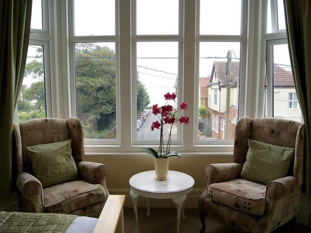 הנסטנטון Sunset Guest House מראה חיצוני תמונה A window with double glazing