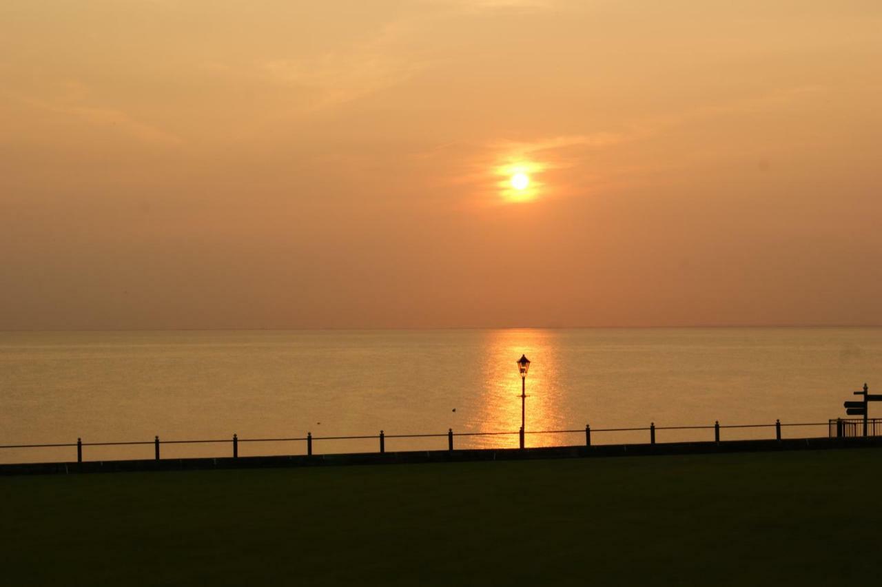 הנסטנטון Sunset Guest House חדר תמונה Sunset over the bay